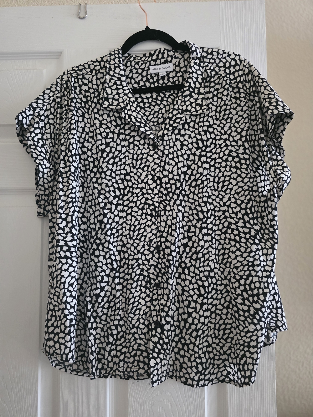 Alex & Jordan Black and White Printed Short Sleeve Blouse